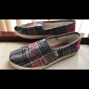 REDUCED TOMS slip-on plaid flannel shoes